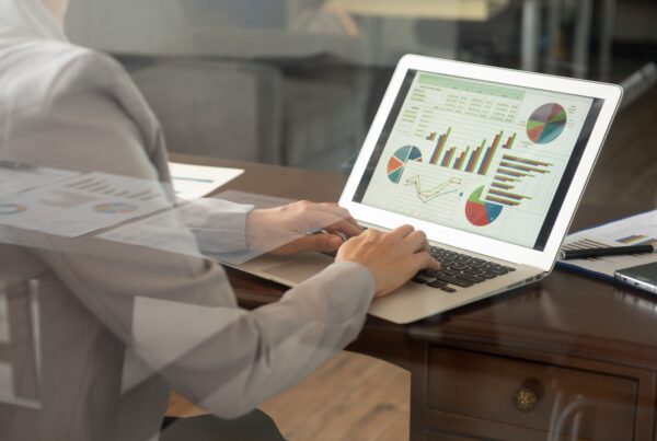Homme traitant des données de comptabilité analytique